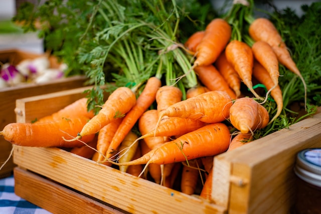 Má mrkev nízký obsah sacharidů: Můžete jíst na Keto dietě?
