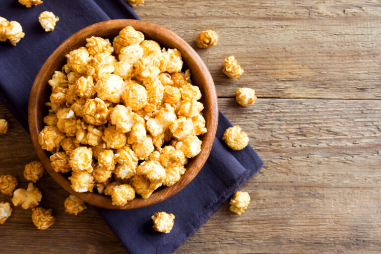 Je popcorn vhodný pro keto dietu? Sacharidy v popcornu a alternativy vhodné pro keto.