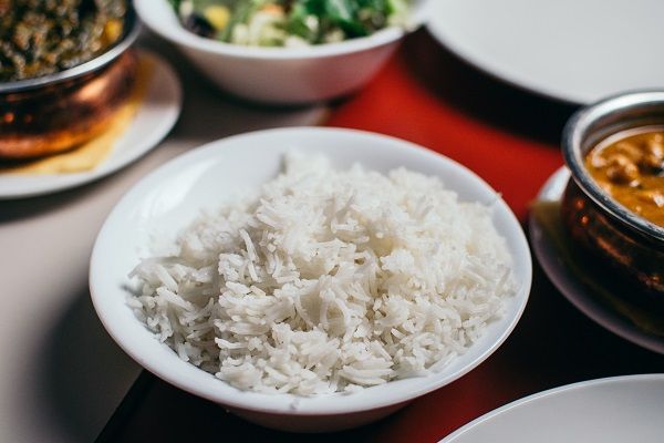 Je pro odbourávání tuků lepší bílá nebo hnědá rýže?