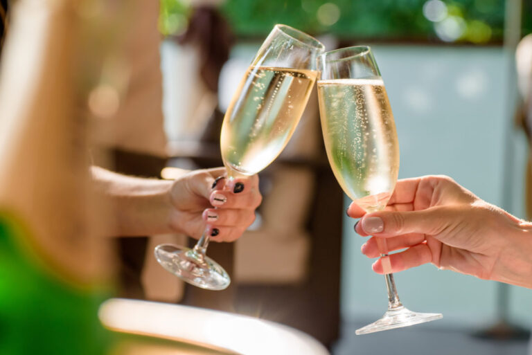 Sacharidy v šampaňském: Je šampaňské vhodné při keto dietě?
