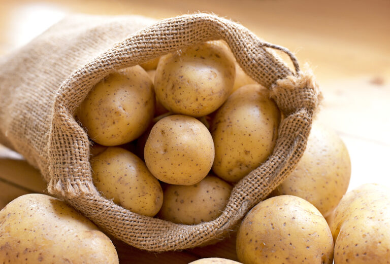 Jsou brambory keto? Sacharidy v bramborách a jejich náhražkách
